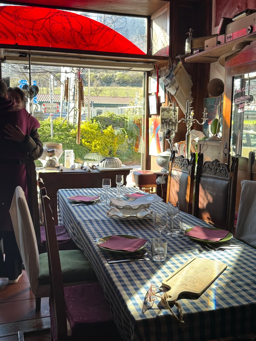 A table at Cucina Umbra and the warm details of the room