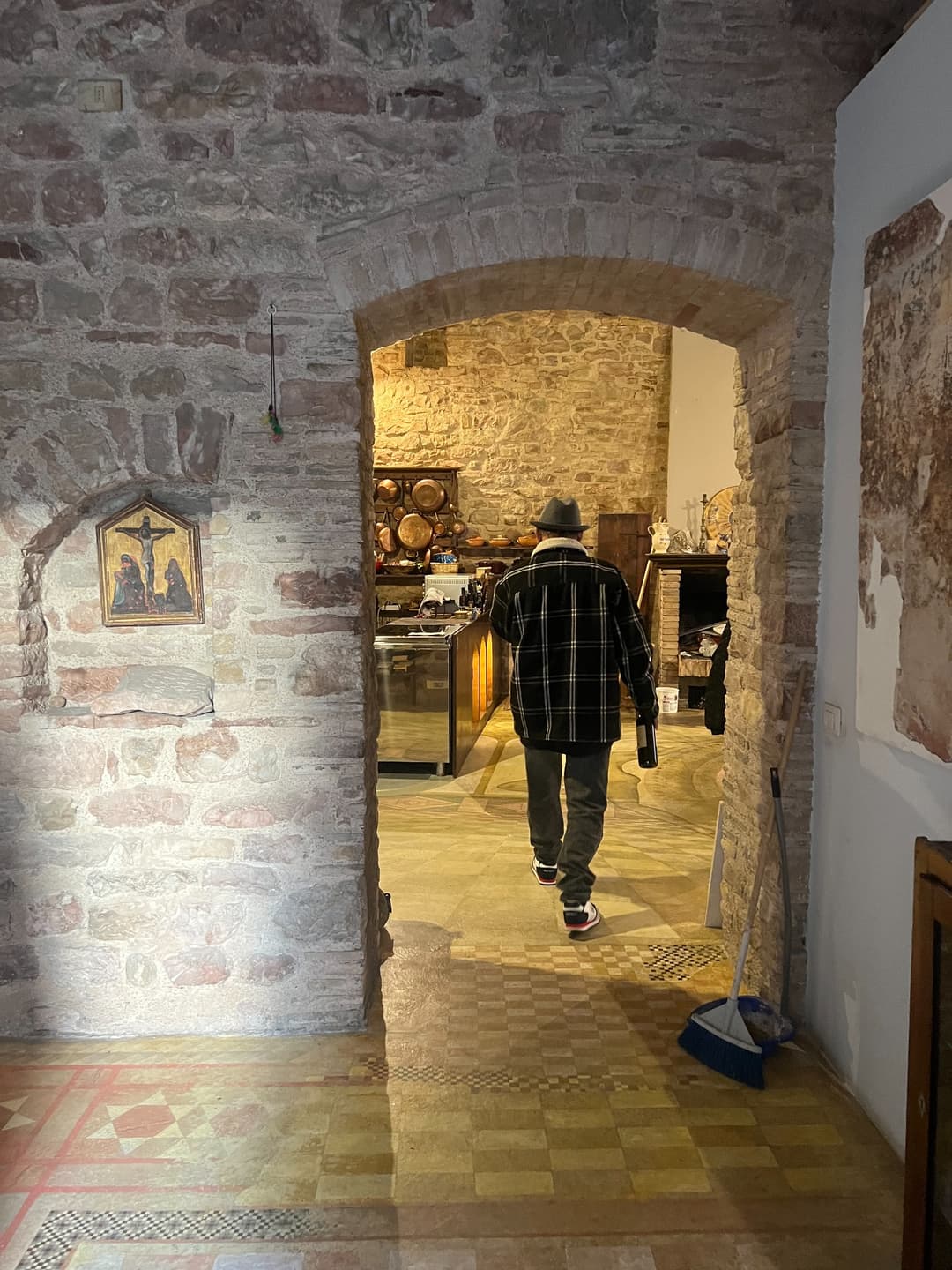 Elvio Marchionni walking between his home and studio in Spello